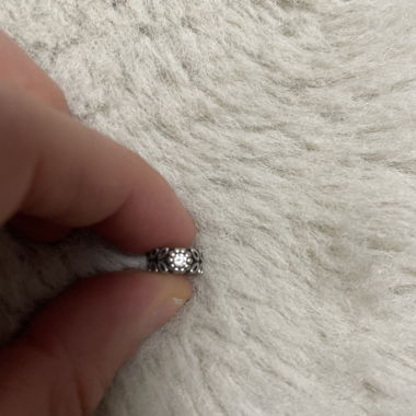 Silver-coloured Pandora pendant with floral pattern