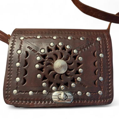 Ledertasche mit Nieten