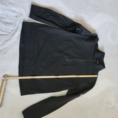 Schwarzer Trainingsanzug, Sportpullover