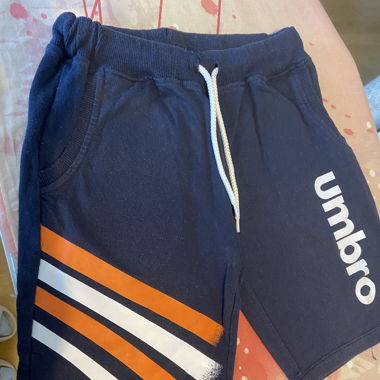 Maillot de bain pour garçon de huit ans. Umbro.