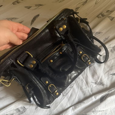 Sac en cuir noir avec détails dorés