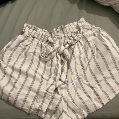 Kurze Stoffhose