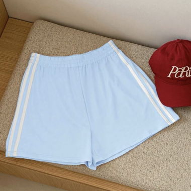Sommer-Shorts mit kontrastierenden Streifen an den Seiten