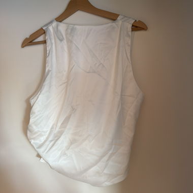 Top bianco senza maniche con schiena scoperta