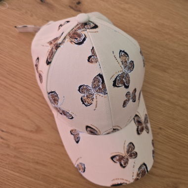 Cappellino con motivo farfalla