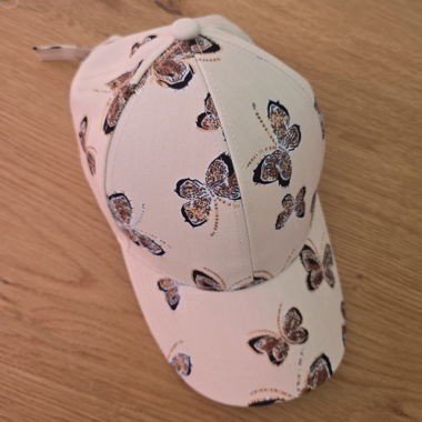Casquette avec motif papillon