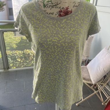 T-shirt da donna grigio con stampa leopardata giallo neon