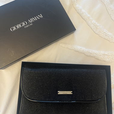Pochette Giorgio Armani nera brillante 