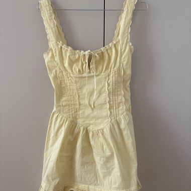 Gelbes Minikleid