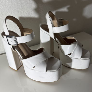 Weisse Plateau-Sandalen mit Blockabsatz