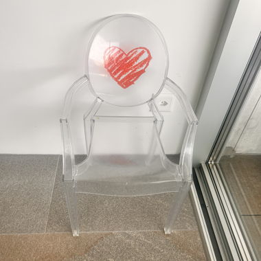 Transparenter Stuhl mit Herz für Kinder