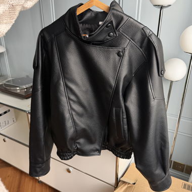 Veste noire en cuir synthétique