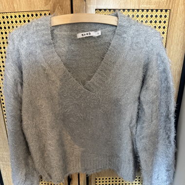 Grauer Pulli