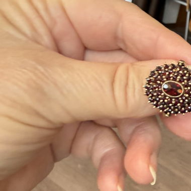Ring mit böhmischen Granaten, in Silber vergoldet