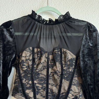 Schwarzes Samt Crop Top mit Spitze Grösse S