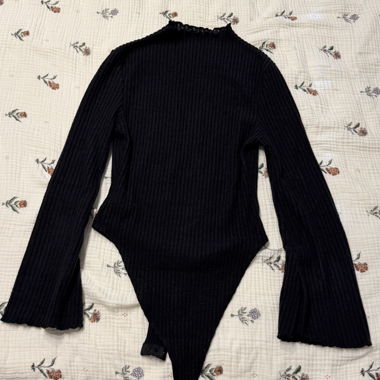Schwarzer gerippter Body