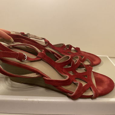 Red suede sandals with low heel