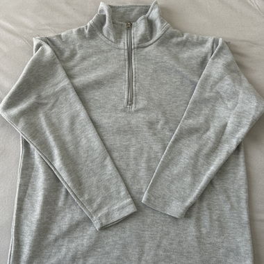Pull gris à fermeture éclair et manches longues