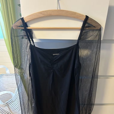 Kurzes Kleid mit Puffärmel