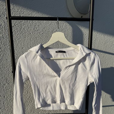 Weisses Croptop mit Polo Kragen