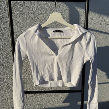 Weisses Croptop mit Polo Kragen