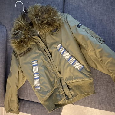 Grüne Bomberjacke mit Kapuze und Fell