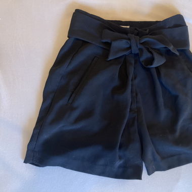 Kurze Stoffhosen mit Schleife