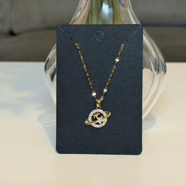 Collana dorata con pendente a forma di pianeta