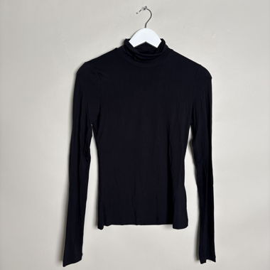 Schwarzer Rollkragenpullover