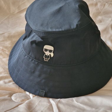 Cappello a secchiello nero
