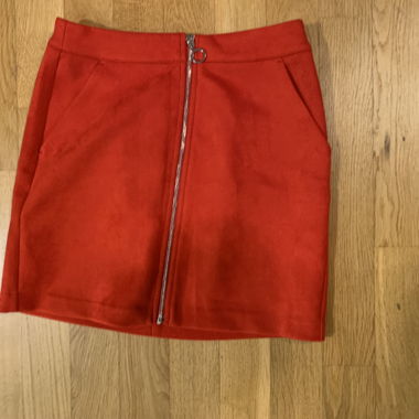 Roter Minirock mit Reissverschluss