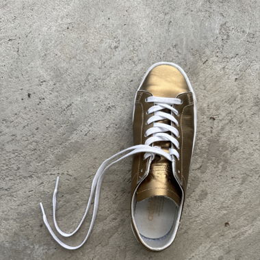 Goldene Adidas Sneakers 