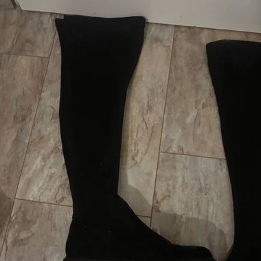 Schwarze lange Stiefel 