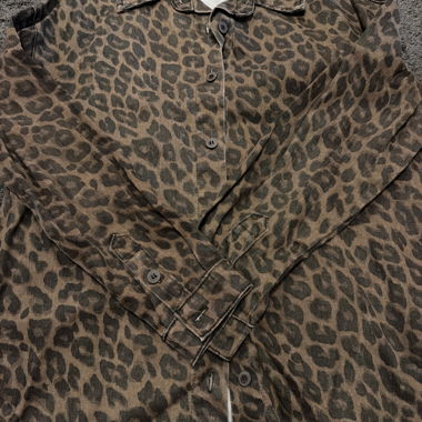 Camicia leopardata a maniche lunghe