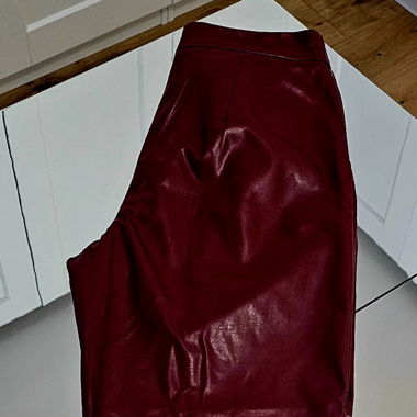 Closet Bordeaux Lederhosen