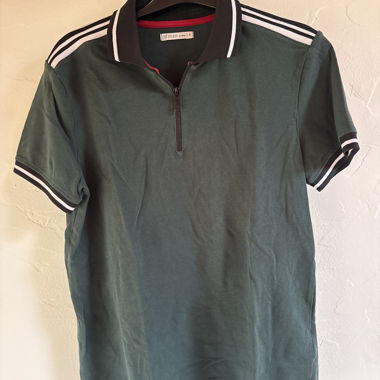 Polo con zip verde scuro