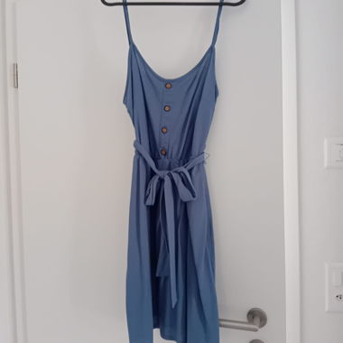 Vestito blu con spalline e cintura annodabile