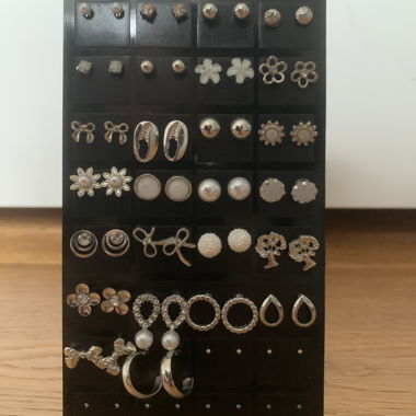 Set di orecchini a bottone effetto argento