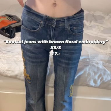 JEANS BOOTCUT AVEC BRODERIE FLORALES BRUNES