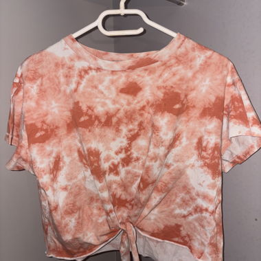 T-shirt tie-dye noué
