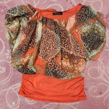 Top mit orangefarbenem Print