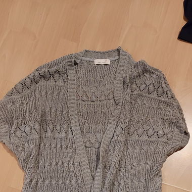 Graue Strickjacke