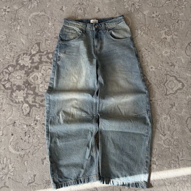 Jeans bleus à jambes évasées
