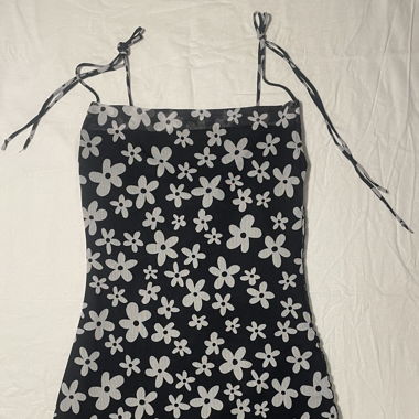 Robe noire à fleurs avec bretelles spaghetti