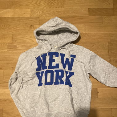 Schöner Pulli mit Aufschrift