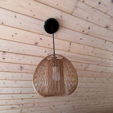 Lampadario in legno traforato