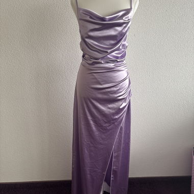 Lungo abito da sera in satin lavanda