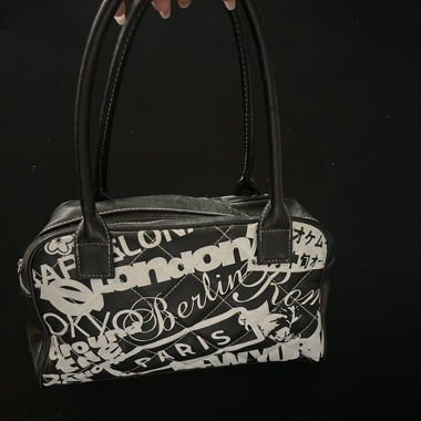 Sac à main noir avec imprimé de lettres