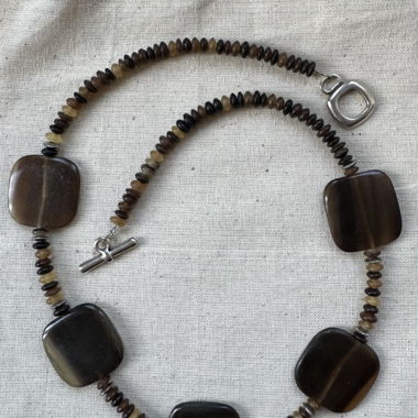 Collier style corne
