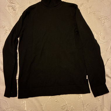 Schwarzer Rollkragenpullover